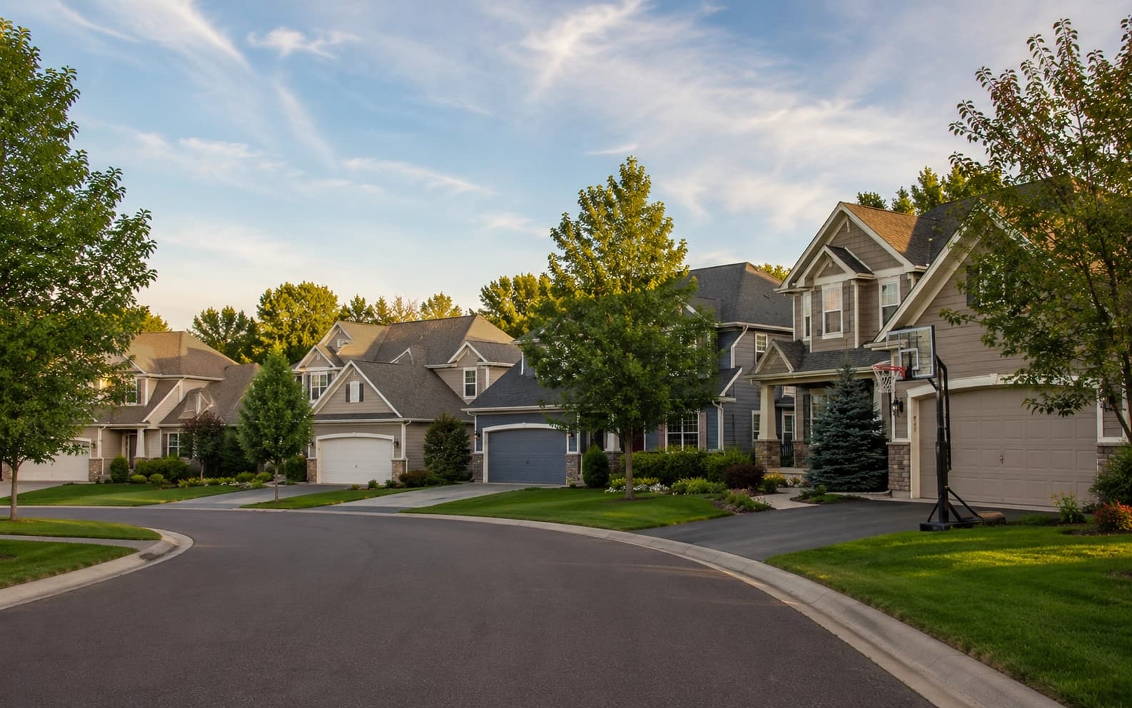 Quiet cul-de-sac street in the Wedgewood neighborhood of Woodbury, Minnesota with family homes